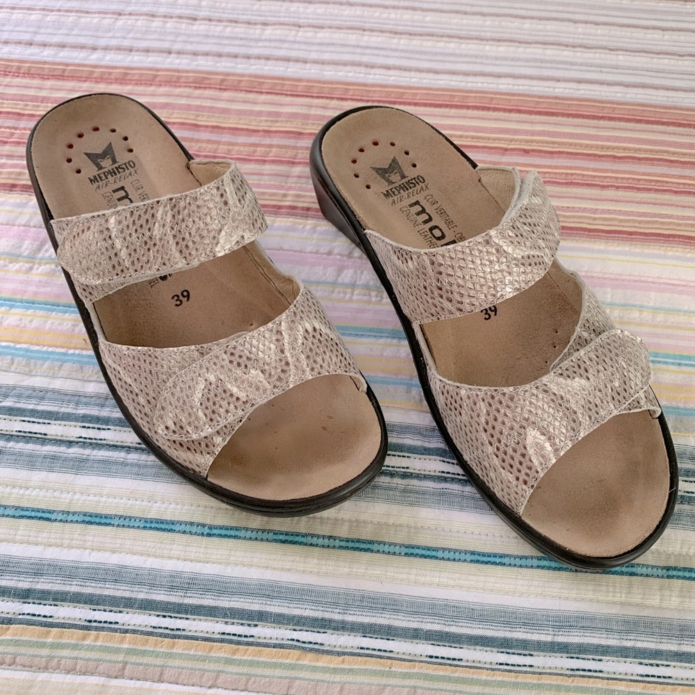 Women’s wedge sandals